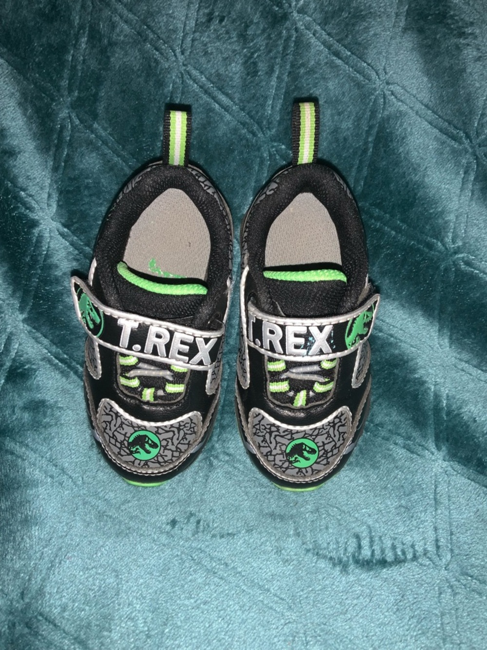 Jurassic Park World Dinosaur T Rex Light Up Sneakers Hook & Loop Size 6 toddler